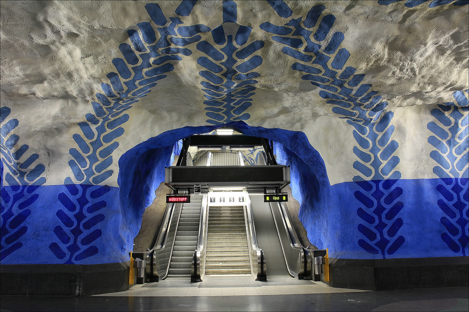 Красивое метро. Станция t-Centralen в Стокгольме. Метро Стокгольма t Centralen. T-Centralen Metro Station. Станция метро в Швеции t Centralen.