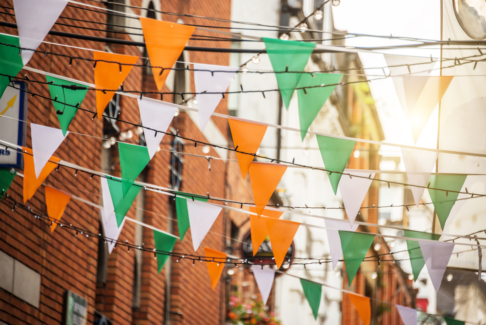 Guirlande aux couleurs du drapeau dans une rue de Dublin, en Irlande.